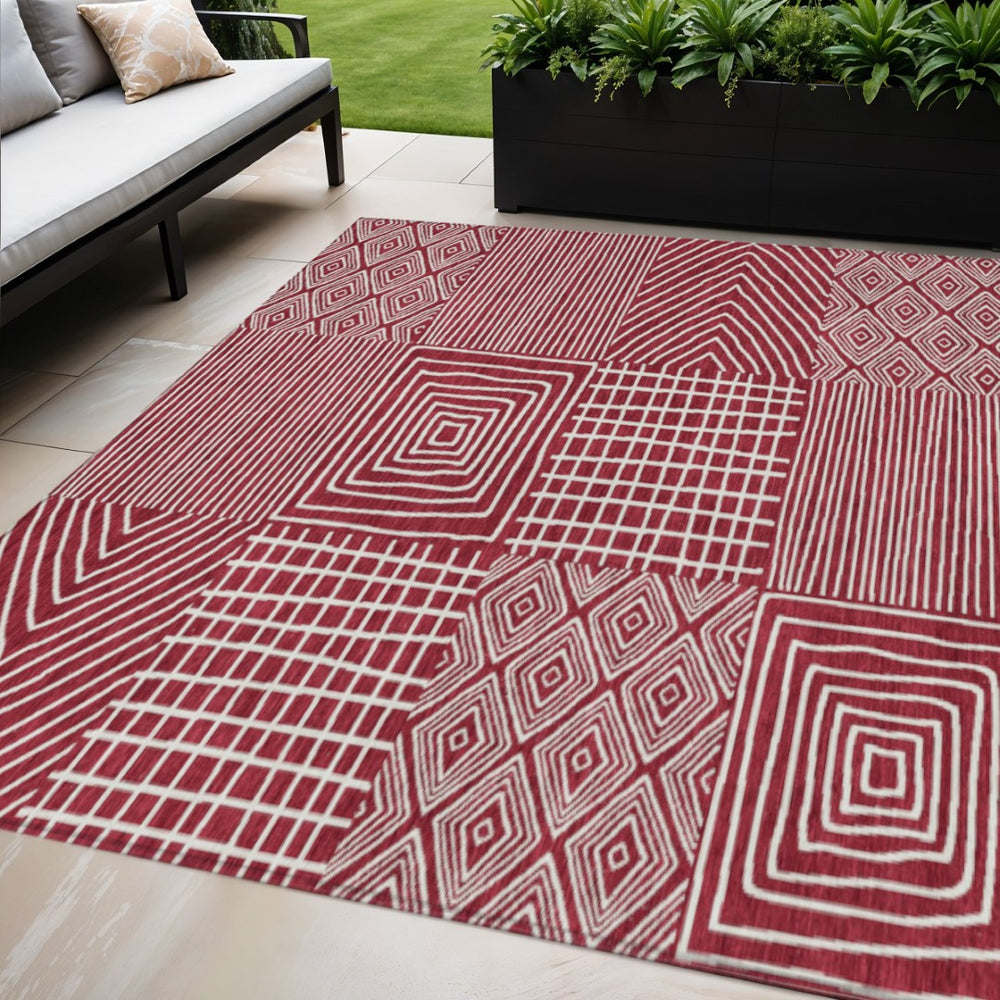 HomeRoots 5' Red and Ivory Geometric Area Rug - Machine Washable, Stylish, Durable for Indoor & Outdoor Use 5' X 8' 600739