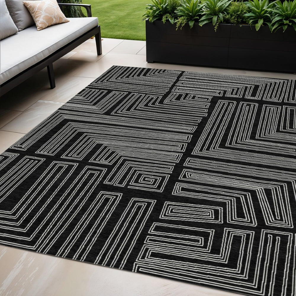 HomeRoots 5' Geometric Black and Ivory Washable Area Rug - Durable, Stylish for Indoor and Outdoor Spaces 5' X 8' 600799