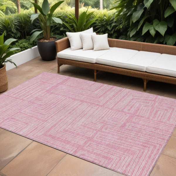 Homeroots 3' Beige And Ivory Geometric Washable Area Rug - Perfect For Indoor And Outdoor Spaces! 8' X 10' Polyester 600849