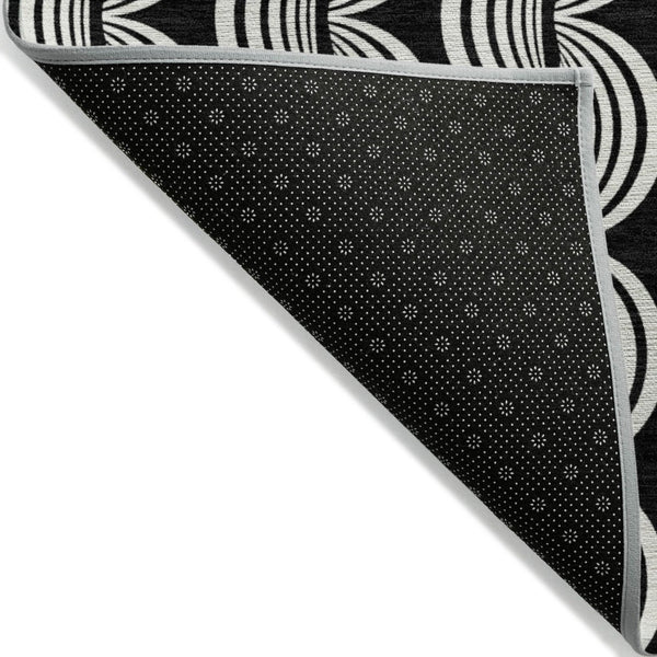 HomeRoots 5' Stylish Black and Ivory Ogee Area Rug – Durable, Washable Design for Indoor and Outdoor Spaces 8' Round 601532