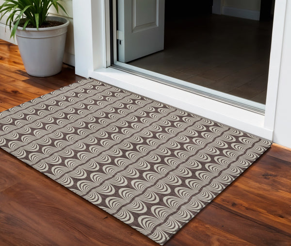 Homeroots 3' Beige And Ivory Ogee Washable Area Rug For Indoor And Outdoor Spaces – Durable, Stylish Design 3' X 5' Polyester 601554