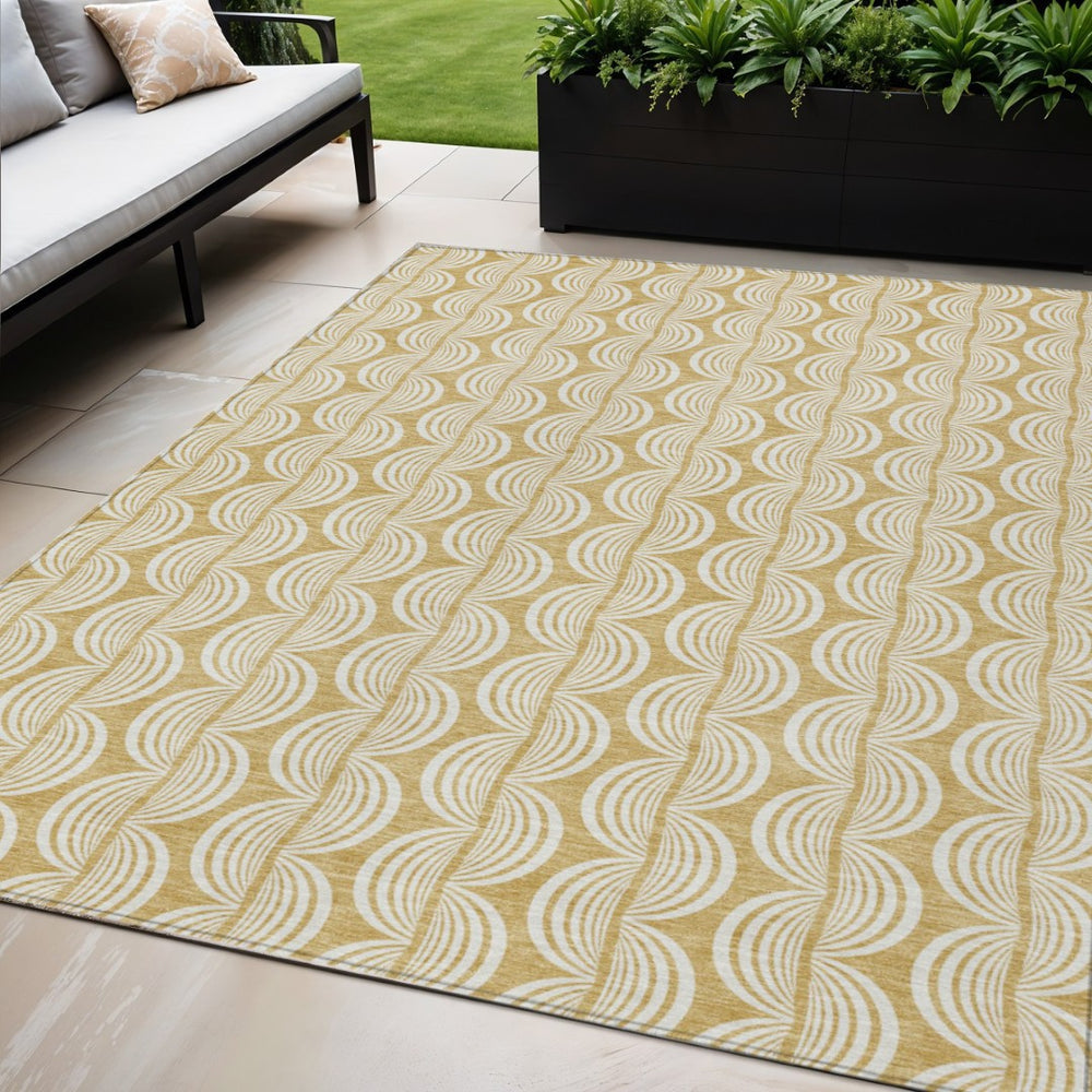 HomeRoots 5' Gold and Beige Ogee Area Rug – Washable, Durable, and Perfect for Indoor-Outdoor Living Spaces 5' X 8' 601567