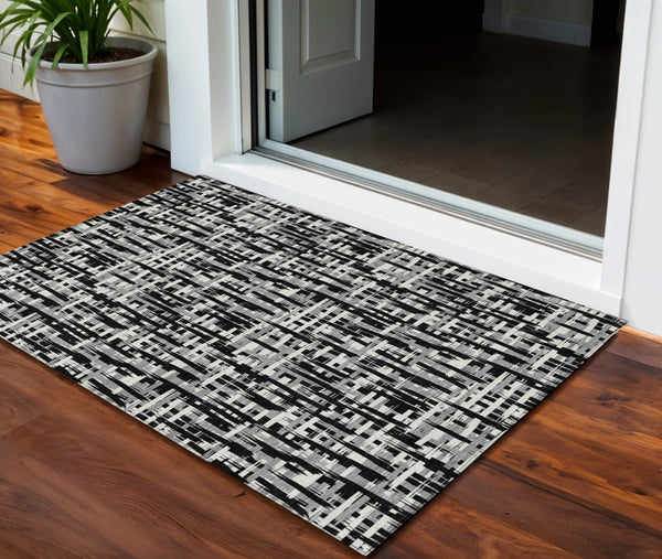 Homeroots 3' Stylish Black, Gray, And Ivory Abstract Washable Area Rug For Indoor And Outdoor Spaces 3' X 5' Polyester 602467