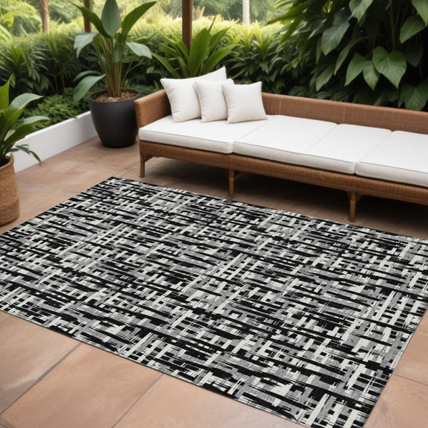 Homeroots 3' Stylish Black, Gray, And Ivory Abstract Washable Area Rug For Indoor And Outdoor Spaces 10' X 14' Polyester 602472