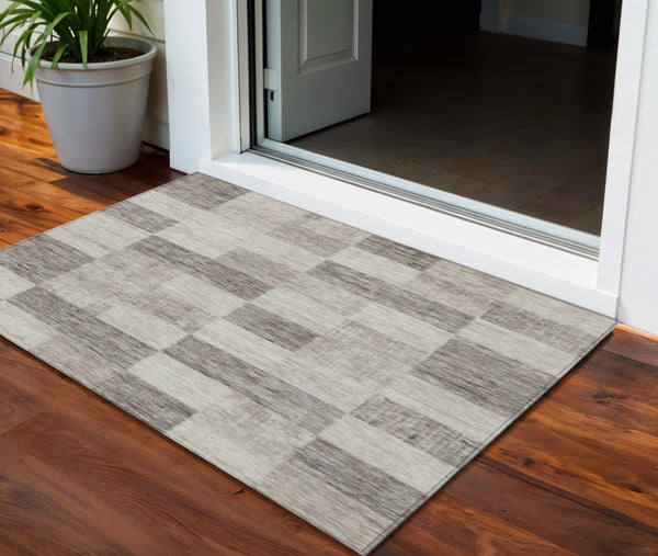 Homeroots 3' Beige And Gray Geometric Washable Area Rug - Perfect For Indoor And Outdoor Spaces, Stylish & Durable 3' X 5' Polyester 604845