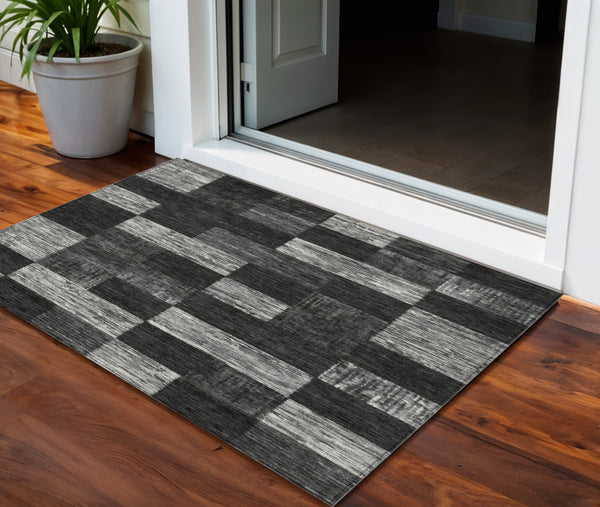 Homeroots 3' Beige And Gray Geometric Washable Area Rug - Perfect For Indoor And Outdoor Spaces, Stylish & Durable 3' X 5' Polyester 604851