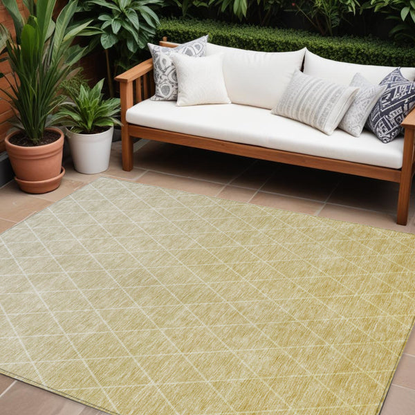Homeroots 3' Artichoke Green Geometric Area Rug - Stylish, Washable & Durable For Indoor Or Outdoor Spaces 8' X 10' Polyester 605822