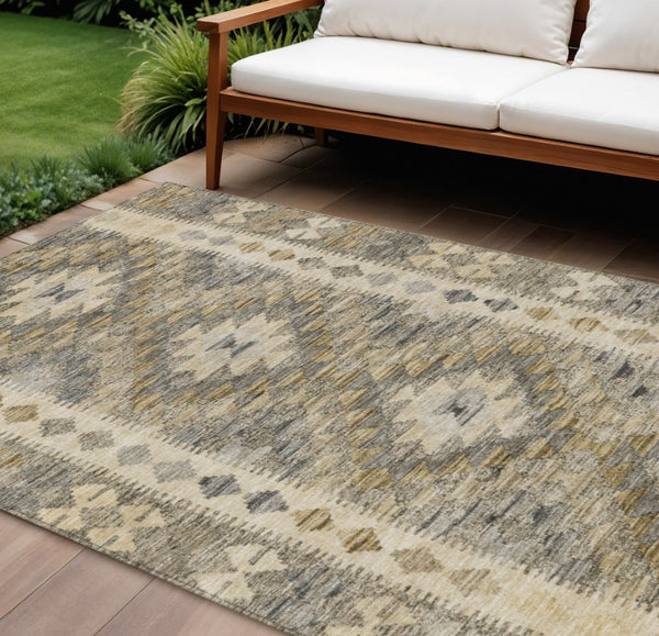 HomeRoots 5' Beige Geometric Indoor-Outdoor Area Rug - Durable, Stylish, and Machine Washable for All Spaces 8' X 10' 607425