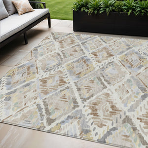 HomeRoots 5' Ivory and Cream Geometric Area Rug - Durable, Washable, Indoor/Outdoor Design for Any Space 8' Round 609138