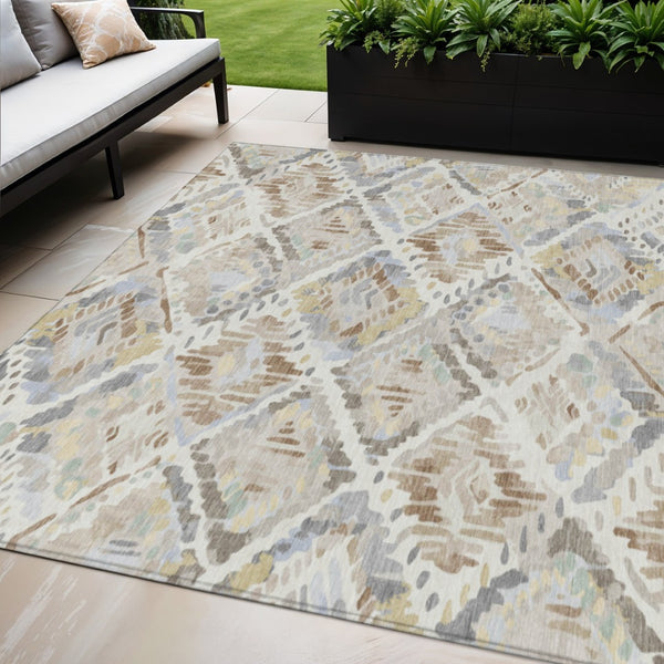 HomeRoots 5' Ivory and Cream Geometric Area Rug - Durable, Washable, Indoor/Outdoor Design for Any Space 8' Round 609138