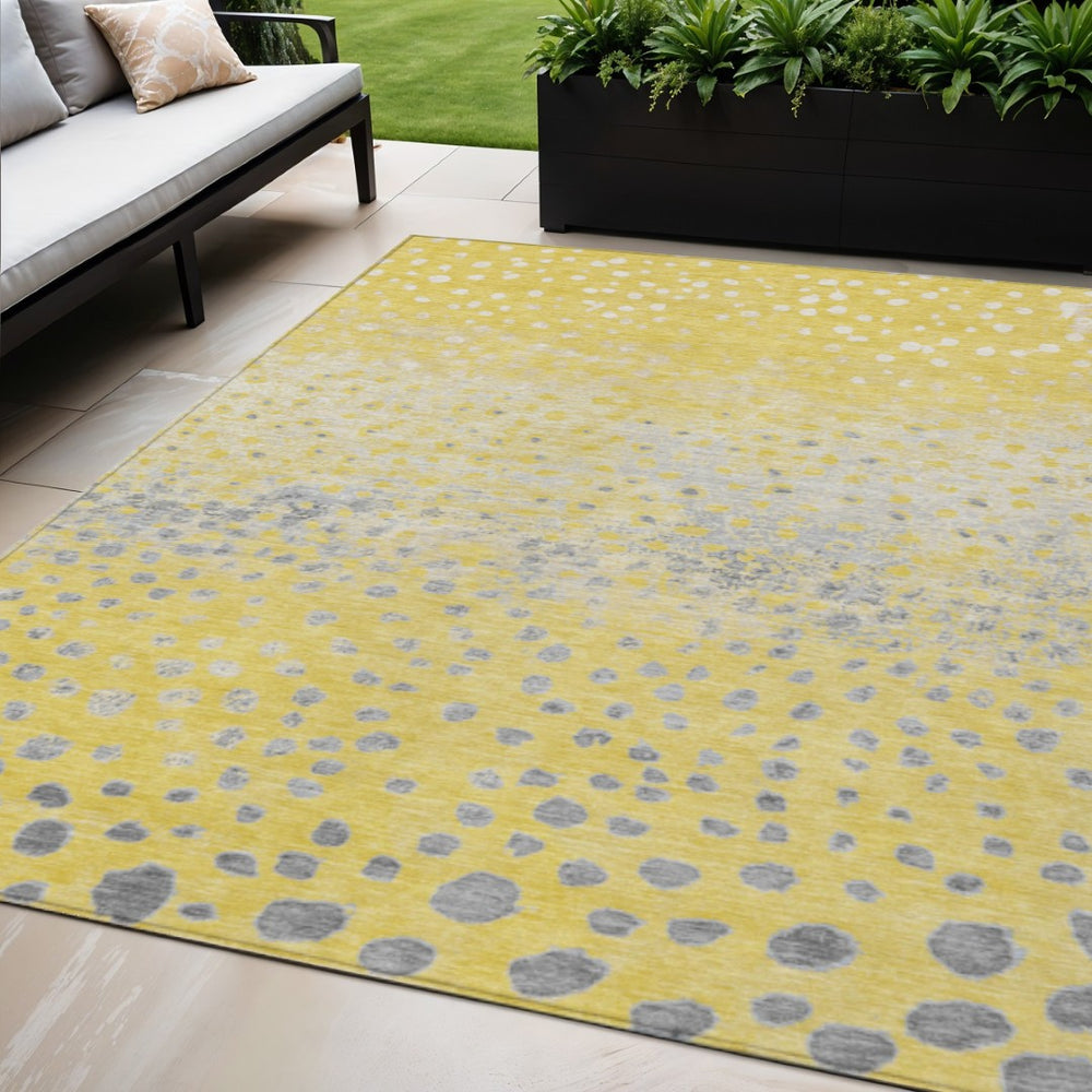 HomeRoots 5' Yellow and Gold Abstract Area Rug - Durable, Washable Indoor/Outdoor Design for Modern Spaces 5' X 8' 609469
