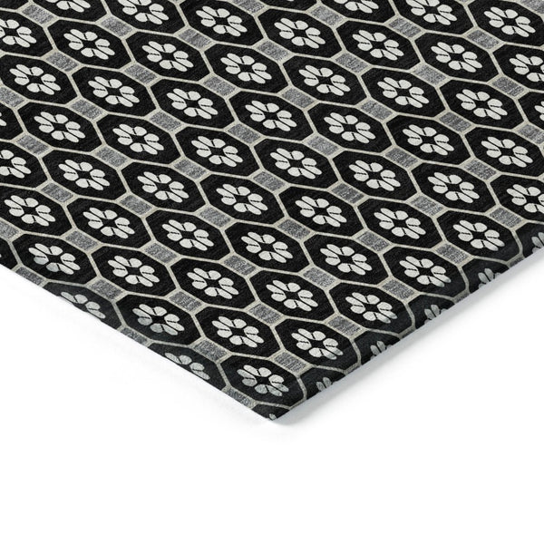 HomeRoots 5' Elegant Black and Gray Floral Washable Area Rug for Indoor and Outdoor Spaces, Durable Design 8' Round 610638