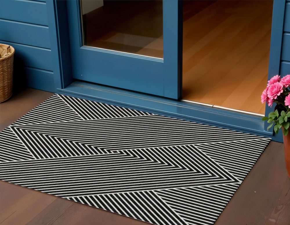 Homeroots 3' X 5' Stylish Geometric Washable Area Rug For Indoor And Outdoor Spaces - Durable & Versatile Design Black Polyester 612106