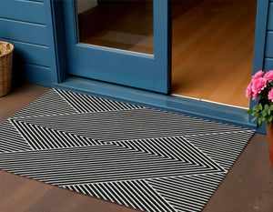 Homeroots 3' X 5' Stylish Geometric Washable Area Rug For Indoor And Outdoor Spaces - Durable & Versatile Design Black Polyester 612106