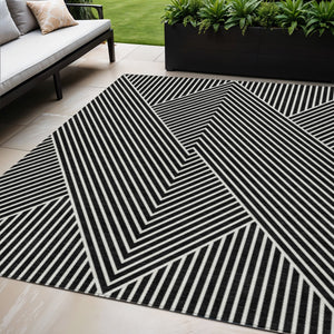 Homeroots 3' X 5' Stylish Geometric Washable Area Rug For Indoor And Outdoor Spaces - Durable & Versatile Design Black Polyester 612107