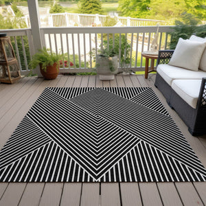 Homeroots 3' X 5' Stylish Geometric Washable Area Rug For Indoor And Outdoor Spaces - Durable & Versatile Design Black Polyester 612107