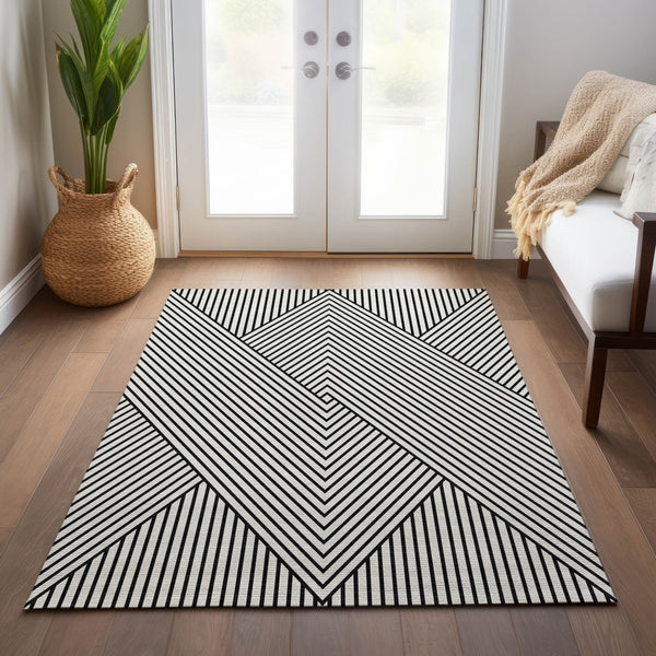 Homeroots 3' X 5' Stylish Geometric Washable Area Rug For Indoor And Outdoor Spaces - Durable & Versatile Design White Polyester 612161