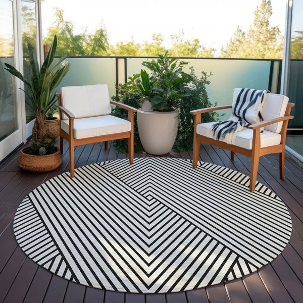 Homeroots 3' X 5' Stylish Geometric Washable Area Rug For Indoor And Outdoor Spaces - Durable & Versatile Design White Polyester 612162