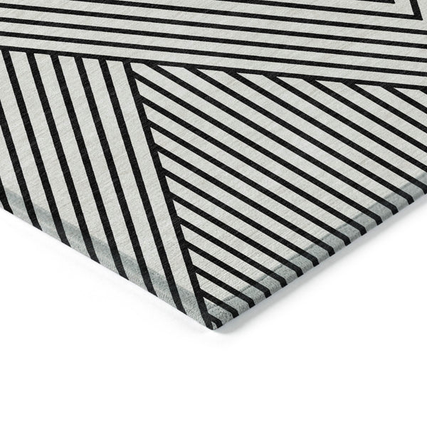 Homeroots 3' X 5' Stylish Geometric Washable Area Rug For Indoor And Outdoor Spaces - Durable & Versatile Design White Polyester 612163