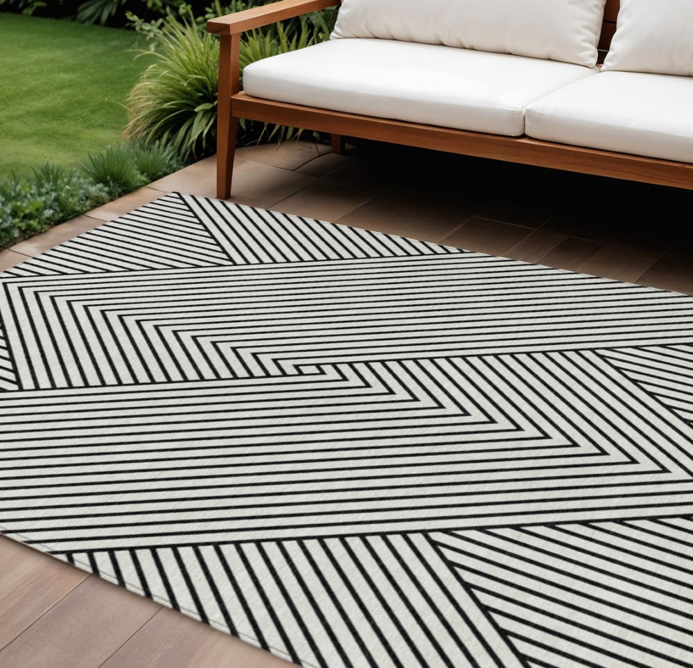 HomeRoots 9' Modern White and Black Geometric Washable Area Rug - Stylish Indoor/Outdoor Design for Any Space 612164