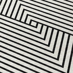 Homeroots 3' X 5' Stylish Geometric Washable Area Rug For Indoor And Outdoor Spaces - Durable & Versatile Design White Polyester 612164