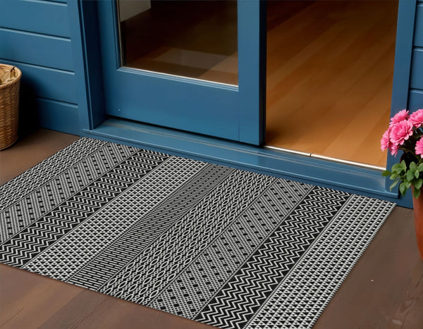 Homeroots 3' Washable Indoor Outdoor Area Rug With Chevron Design - Durable, Stain Resistant, Versatile Décor Black Polyester 612238