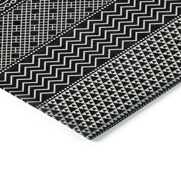 Homeroots 3' Washable Indoor Outdoor Area Rug With Chevron Design - Durable, Stain Resistant, Versatile Décor Black Polyester 612238
