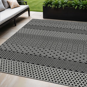 Homeroots 3' Washable Indoor Outdoor Area Rug With Chevron Design - Durable, Stain Resistant, Versatile Décor Black Polyester 612239