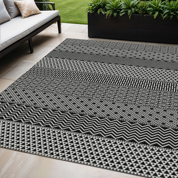 Homeroots 3' Washable Indoor Outdoor Area Rug With Chevron Design - Durable, Stain Resistant, Versatile Décor Black Polyester 612239