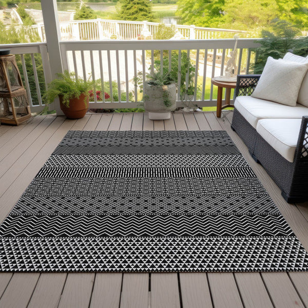 Homeroots 3' Washable Indoor Outdoor Area Rug With Chevron Design - Durable, Stain Resistant, Versatile Décor Black Polyester 612239