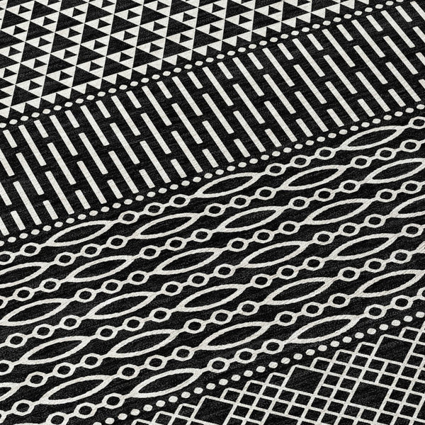 Homeroots 3' Washable Indoor Outdoor Area Rug With Chevron Design - Durable, Stain Resistant, Versatile Décor Black Polyester 612240