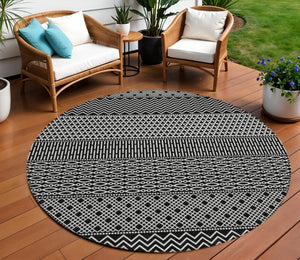 Homeroots 3' Washable Indoor Outdoor Area Rug With Chevron Design - Durable, Stain Resistant, Versatile Décor Black Polyester 612240
