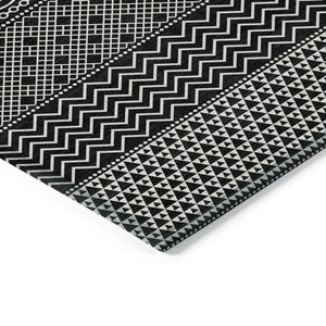 Homeroots 3' Washable Indoor Outdoor Area Rug With Chevron Design - Durable, Stain Resistant, Versatile Décor Black Polyester 612241
