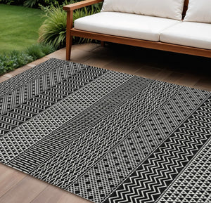 HomeRoots 5' Transform Your Space with a Black and Ivory Chevron Washable Rug for Indoor and Outdoor Use 9' X 12' 612242