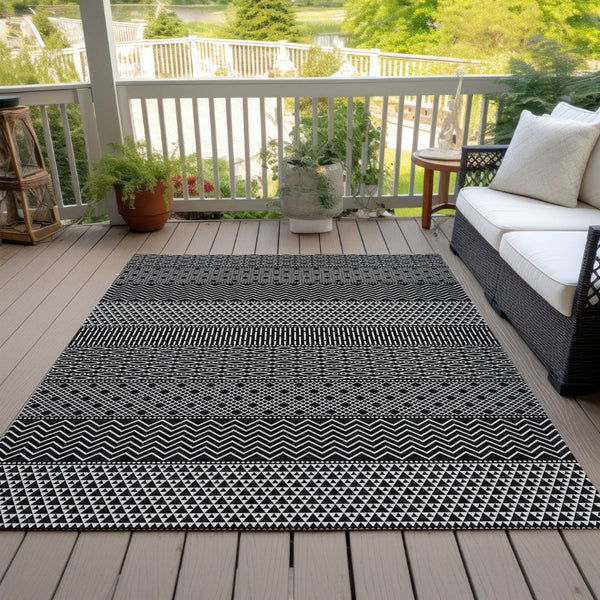 HomeRoots 5' Transform Your Space with a Black and Ivory Chevron Washable Rug for Indoor and Outdoor Use 9' X 12' 612242