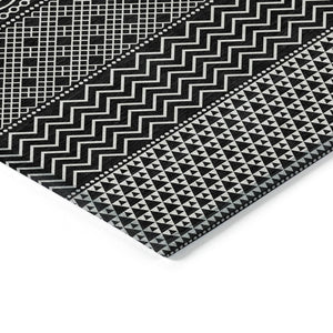 HomeRoots 5' Transform Your Space with a Black and Ivory Chevron Washable Rug for Indoor and Outdoor Use 9' X 12' 612242
