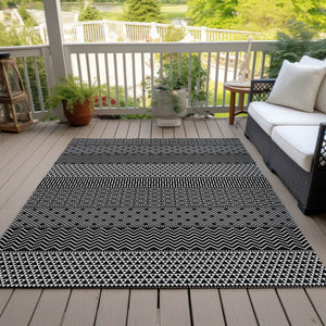 Homeroots 3' Washable Indoor Outdoor Area Rug With Chevron Design - Durable, Stain Resistant, Versatile Décor Black Polyester 612243