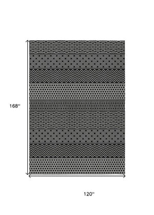 Homeroots 3' Washable Indoor Outdoor Area Rug With Chevron Design - Durable, Stain Resistant, Versatile Décor Black Polyester 612243