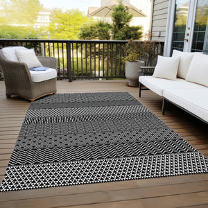 Homeroots 3' Washable Indoor Outdoor Area Rug With Chevron Design - Durable, Stain Resistant, Versatile Décor Black Polyester 612243
