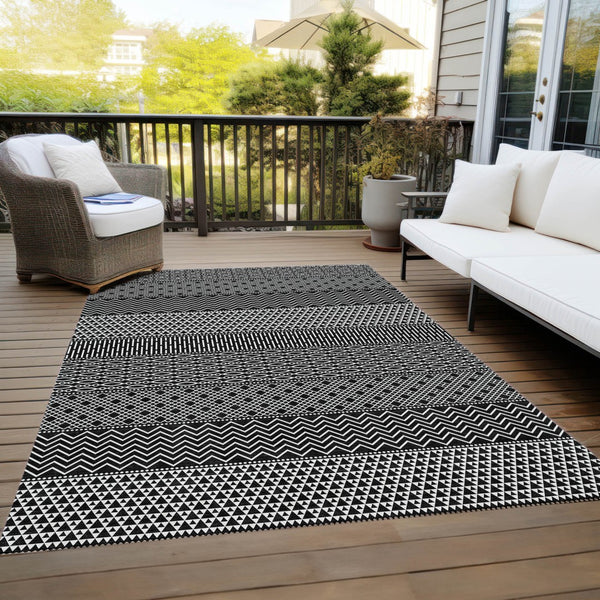 Homeroots 3' Washable Indoor Outdoor Area Rug With Chevron Design - Durable, Stain Resistant, Versatile Décor Black Polyester 612243