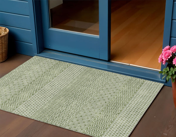 Homeroots 3' Washable Indoor Outdoor Area Rug With Chevron Design - Durable, Stain Resistant, Versatile Décor Green Polyester 612250