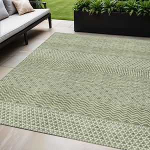 Homeroots 3' Washable Indoor Outdoor Area Rug With Chevron Design - Durable, Stain Resistant, Versatile Décor Green Polyester 612251