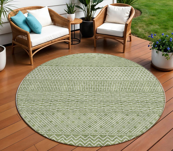 Homeroots 3' Washable Indoor Outdoor Area Rug With Chevron Design - Durable, Stain Resistant, Versatile Décor Green Polyester 612252