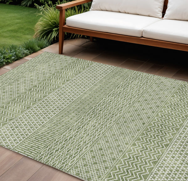 Homeroots 3' Washable Indoor Outdoor Area Rug With Chevron Design - Durable, Stain Resistant, Versatile Décor Green Polyester 612253