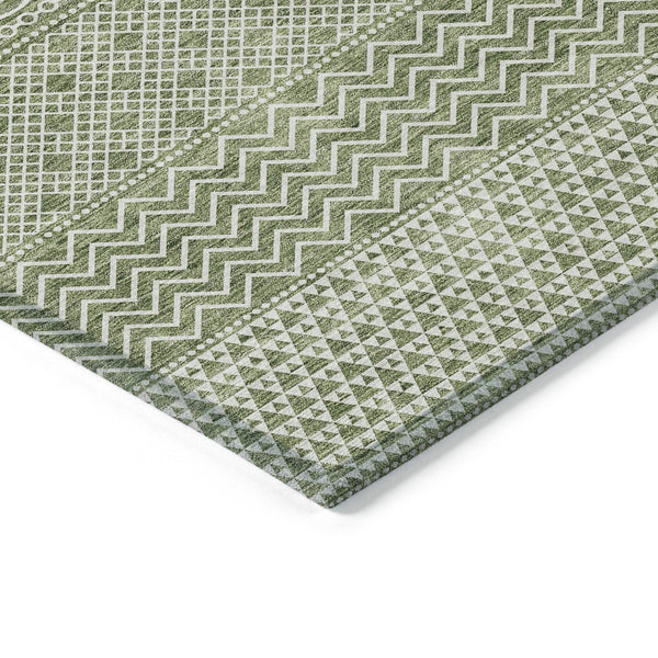 Homeroots 3' Washable Indoor Outdoor Area Rug With Chevron Design - Durable, Stain Resistant, Versatile Décor Green Polyester 612254