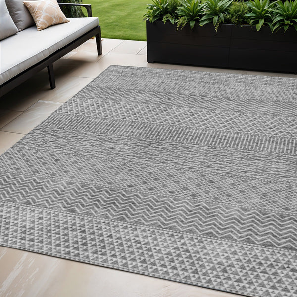 Homeroots 3' Washable Indoor Outdoor Area Rug With Chevron Design - Durable, Stain Resistant, Versatile Décor Gray Polyester 612263