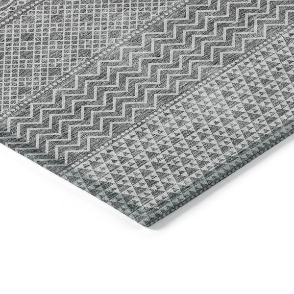 Homeroots 3' Washable Indoor Outdoor Area Rug With Chevron Design - Durable, Stain Resistant, Versatile Décor Gray Polyester 612263
