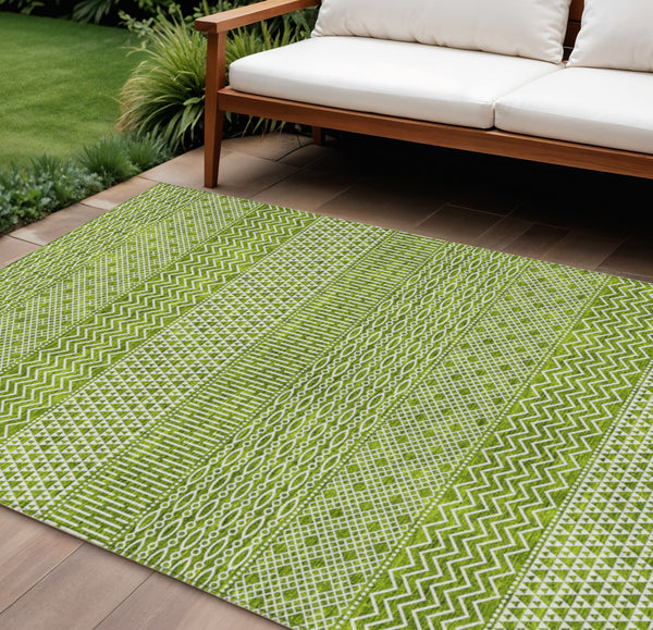 Homeroots 3' Washable Indoor Outdoor Area Rug With Chevron Design - Durable, Stain Resistant, Versatile Décor Lime Green Polyester 612277