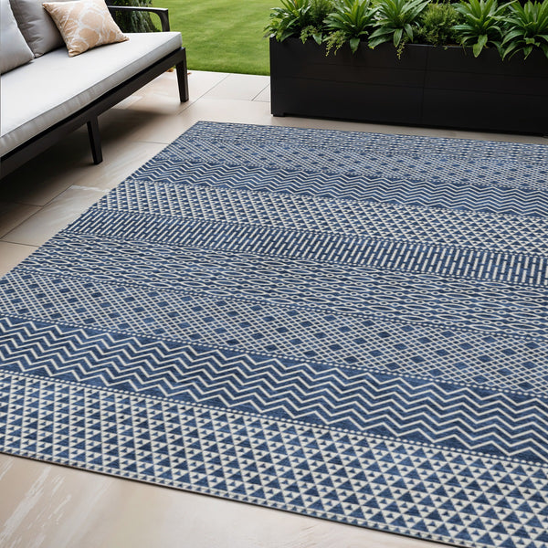 Homeroots 3' Washable Indoor Outdoor Area Rug With Chevron Design - Durable, Stain Resistant, Versatile Décor Navy Blue Polyester 612281