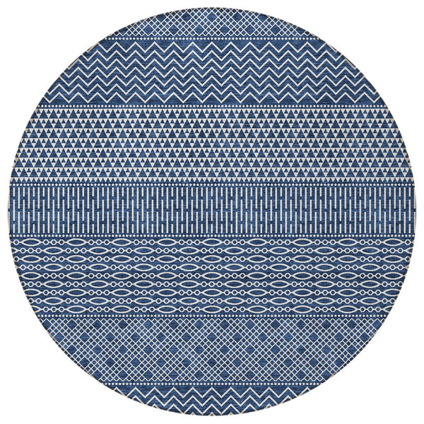 Homeroots 3' Washable Indoor Outdoor Area Rug With Chevron Design - Durable, Stain Resistant, Versatile Décor Navy Blue Polyester 612282